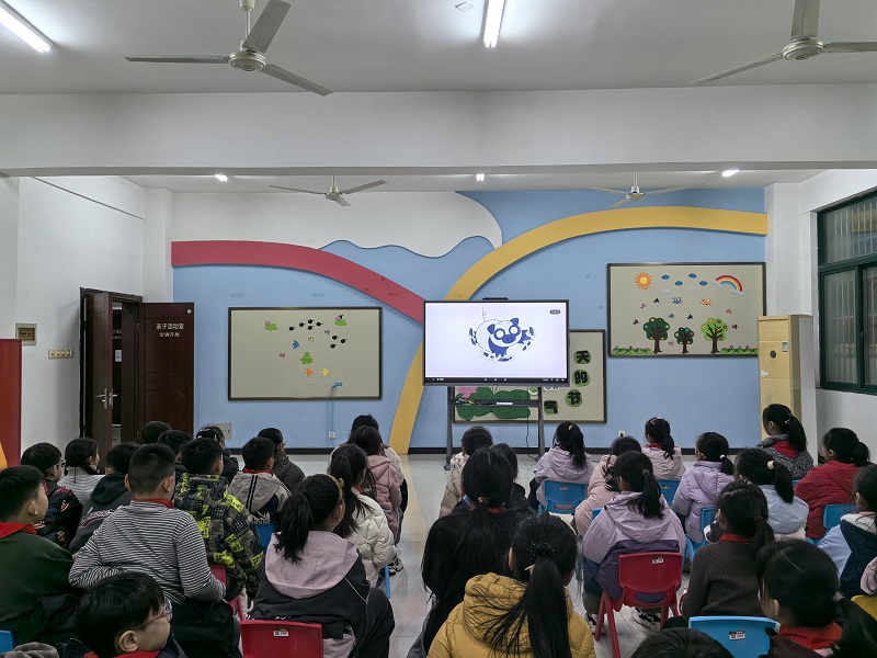 指尖藏匠心 書香潤(rùn)童心——五河縣實(shí)驗(yàn)小學(xué)走進(jìn)縣圖書館探尋藝術(shù)與閱讀之美